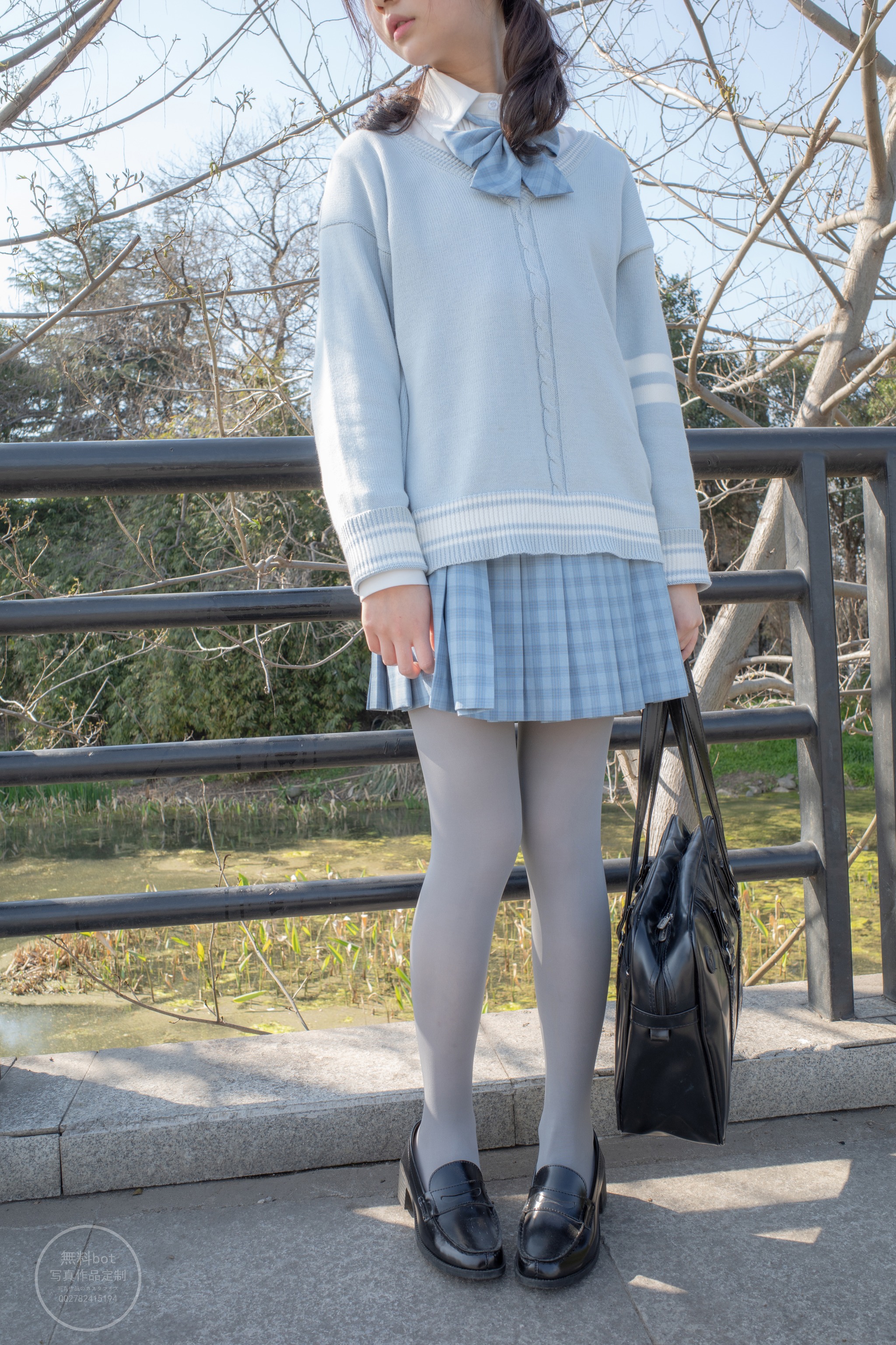 森萝财团 - NO.030 写真 有料 小香 户外公园里的JK制服灰丝美腿 [100P]-XikXak